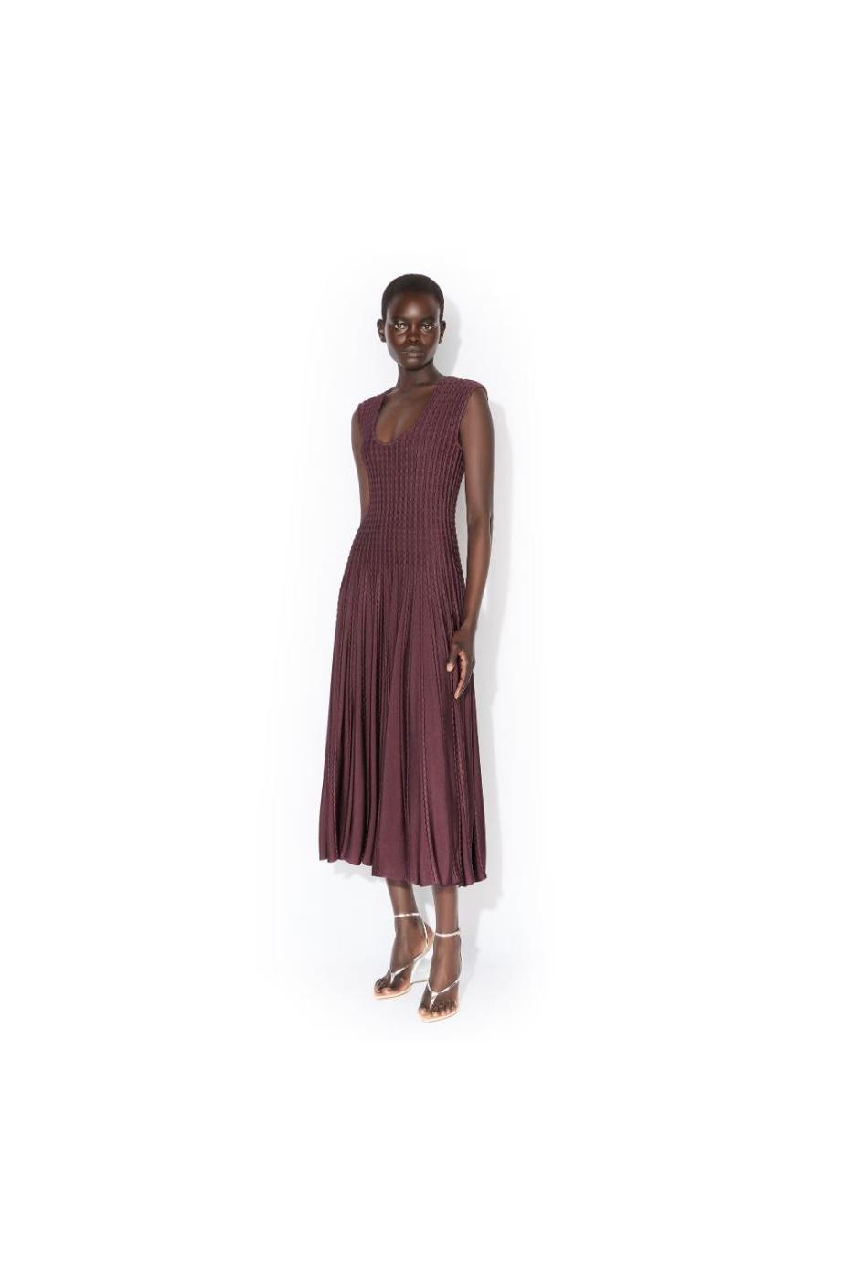 Pleated knitted midi dress in bordeaux 