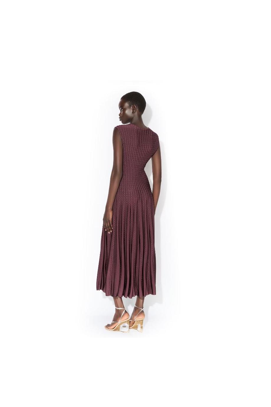 Pleated knitted midi dress in bordeaux 