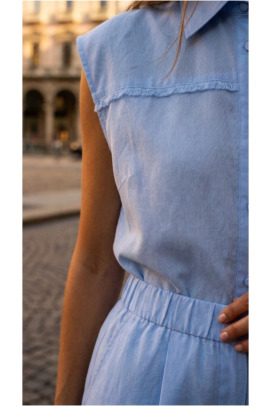 Linen shorts in blue
