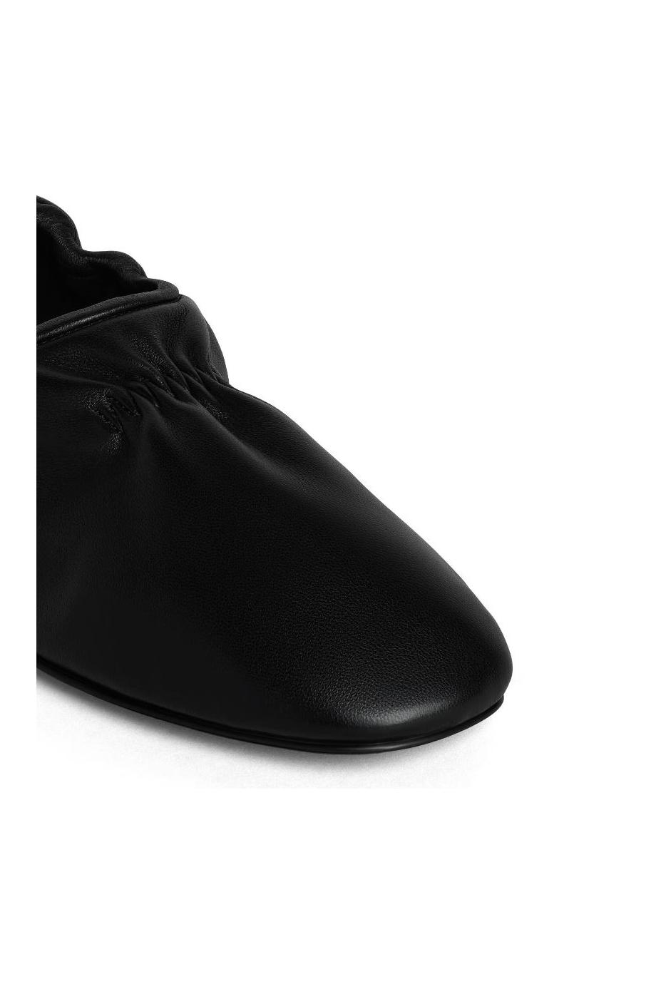 Leather slippers in black