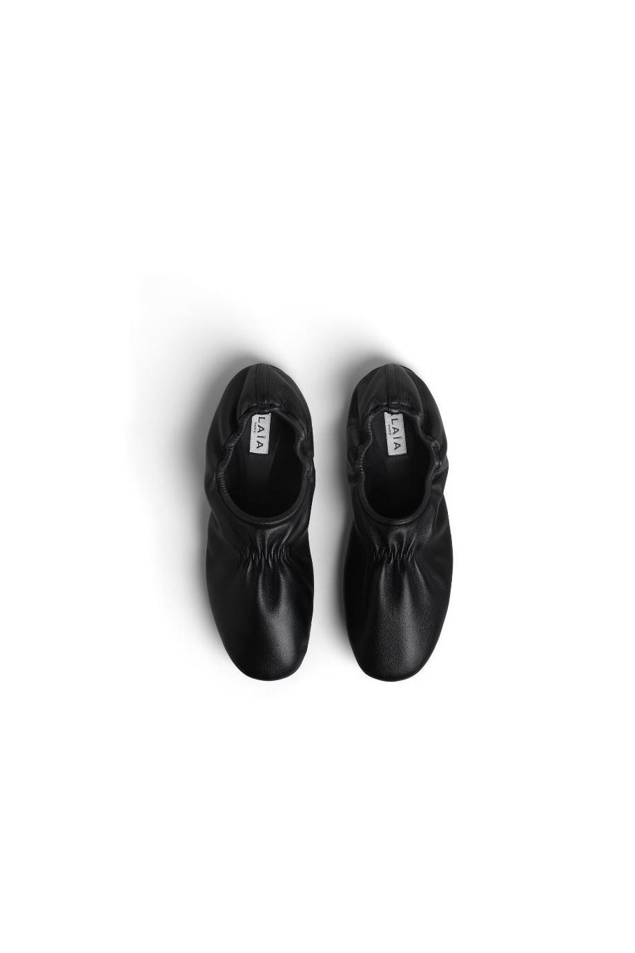 Leather slippers in black