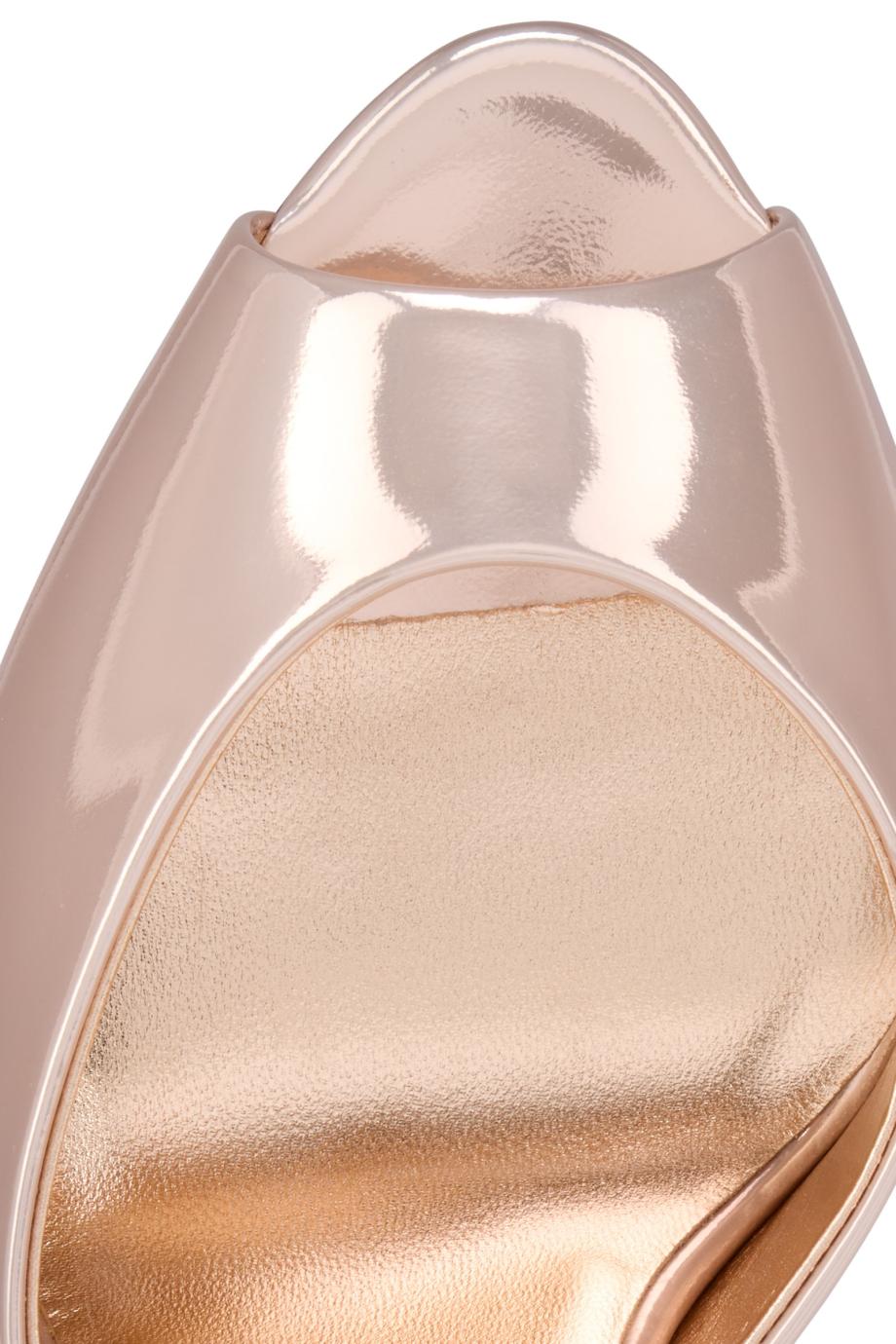Me Dolly 100 laminated leather mules in leche