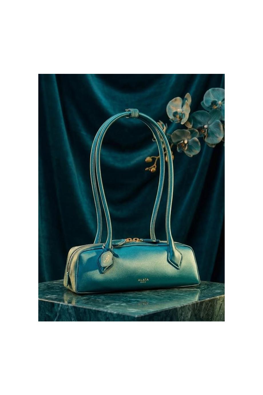 Le Teckel leather shoulder bag in blue paon