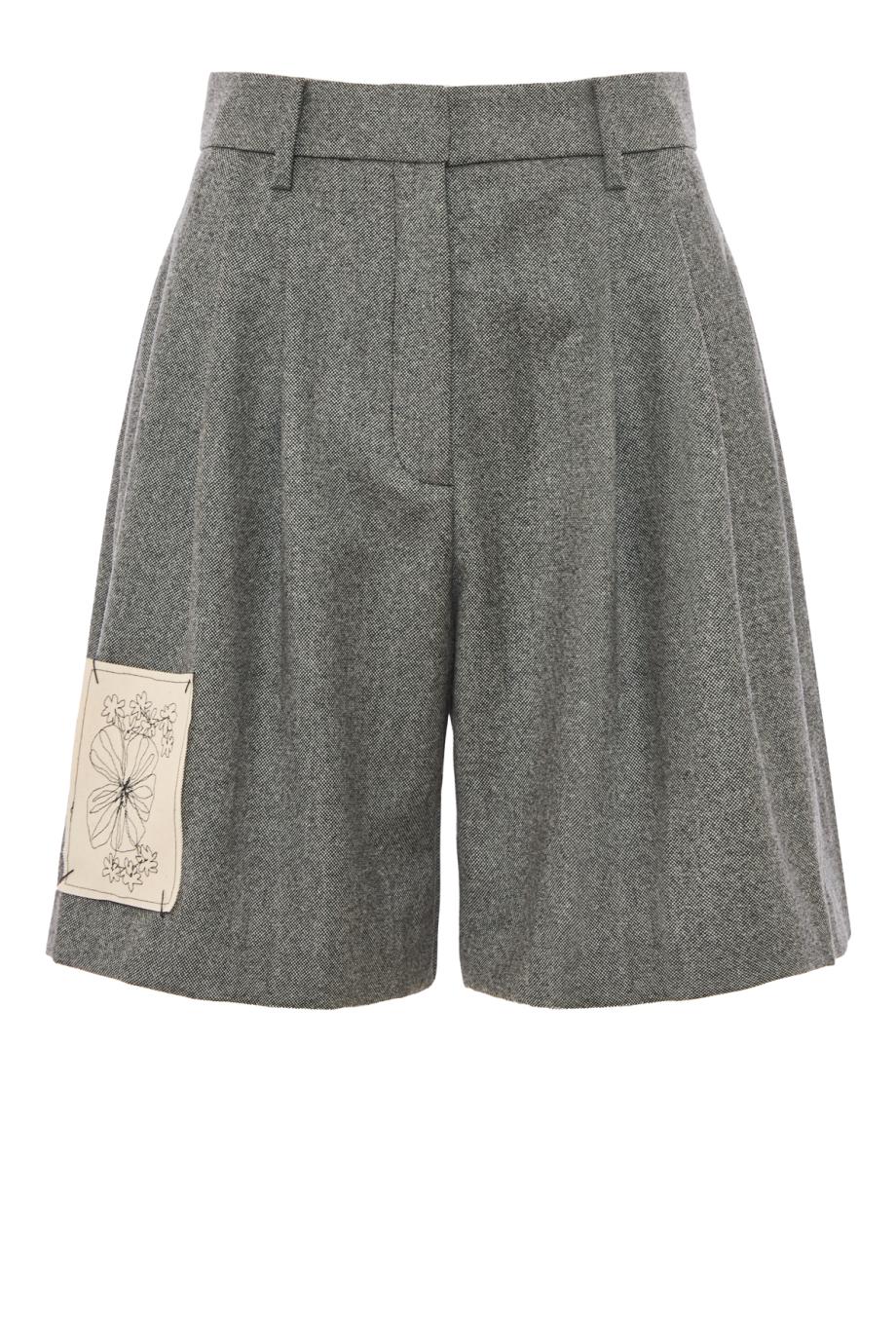 Shinobu pleated wool shorts in light grey