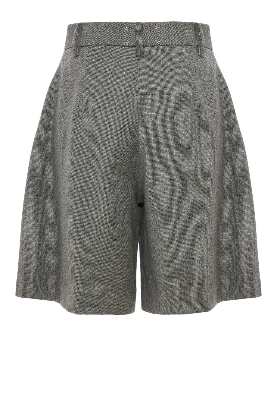 Shinobu pleated wool shorts in light grey