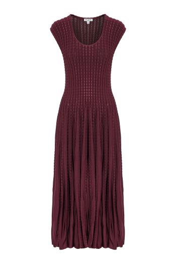 Pleated knitted midi dress in bordeaux 
