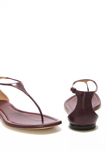 Leather thong sandals in bordeux 