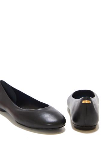 Leather flats in black 